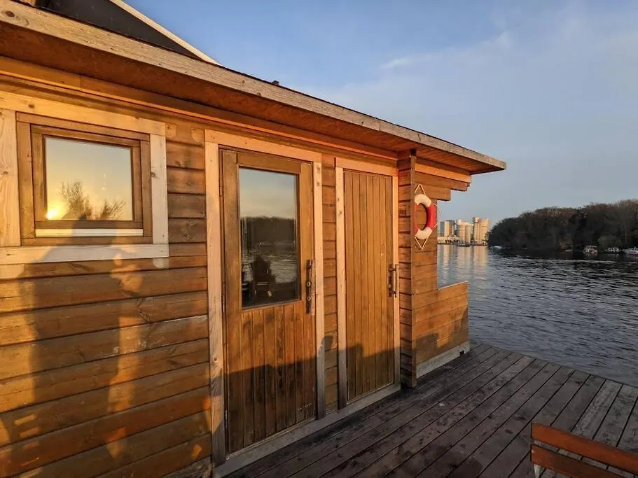 Botel Hausboot Mit Hottub In Berlin Hotel Germany