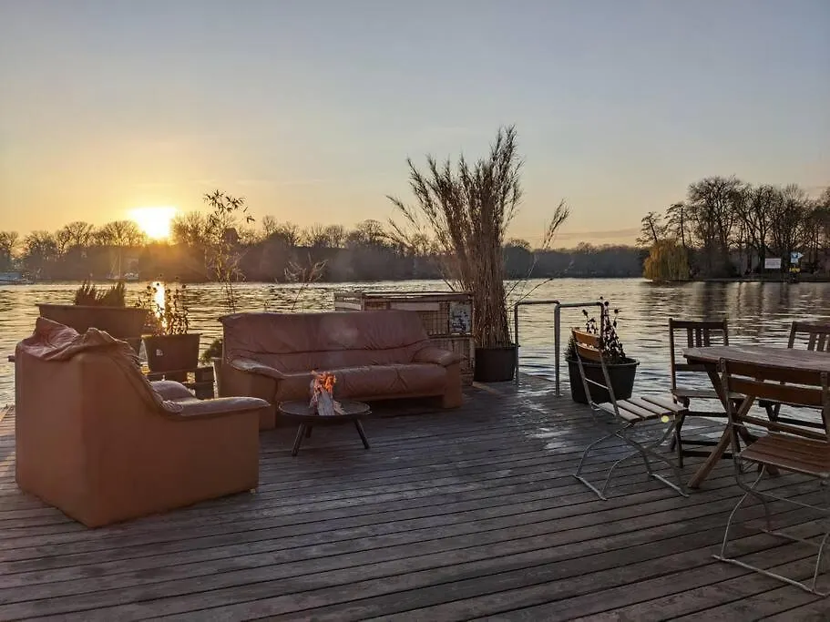 Hausboot Mit Hottub In Berlin Hotel Botel